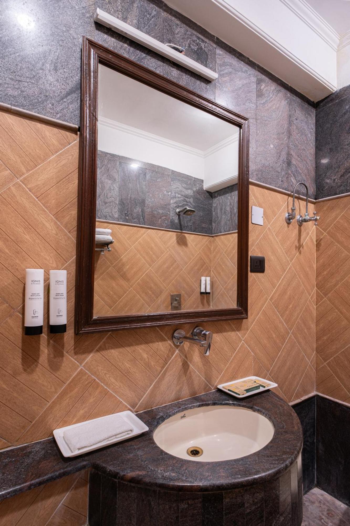 Hotel Sunstar Grand Delhi  Extérieur photo