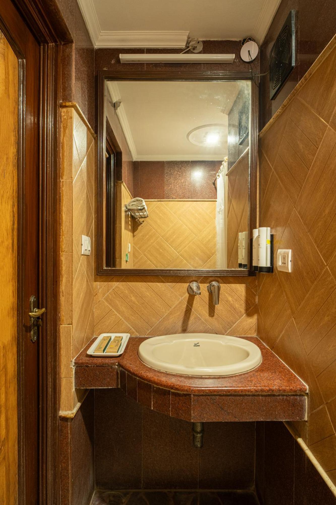 Hotel Sunstar Grand Delhi  Extérieur photo