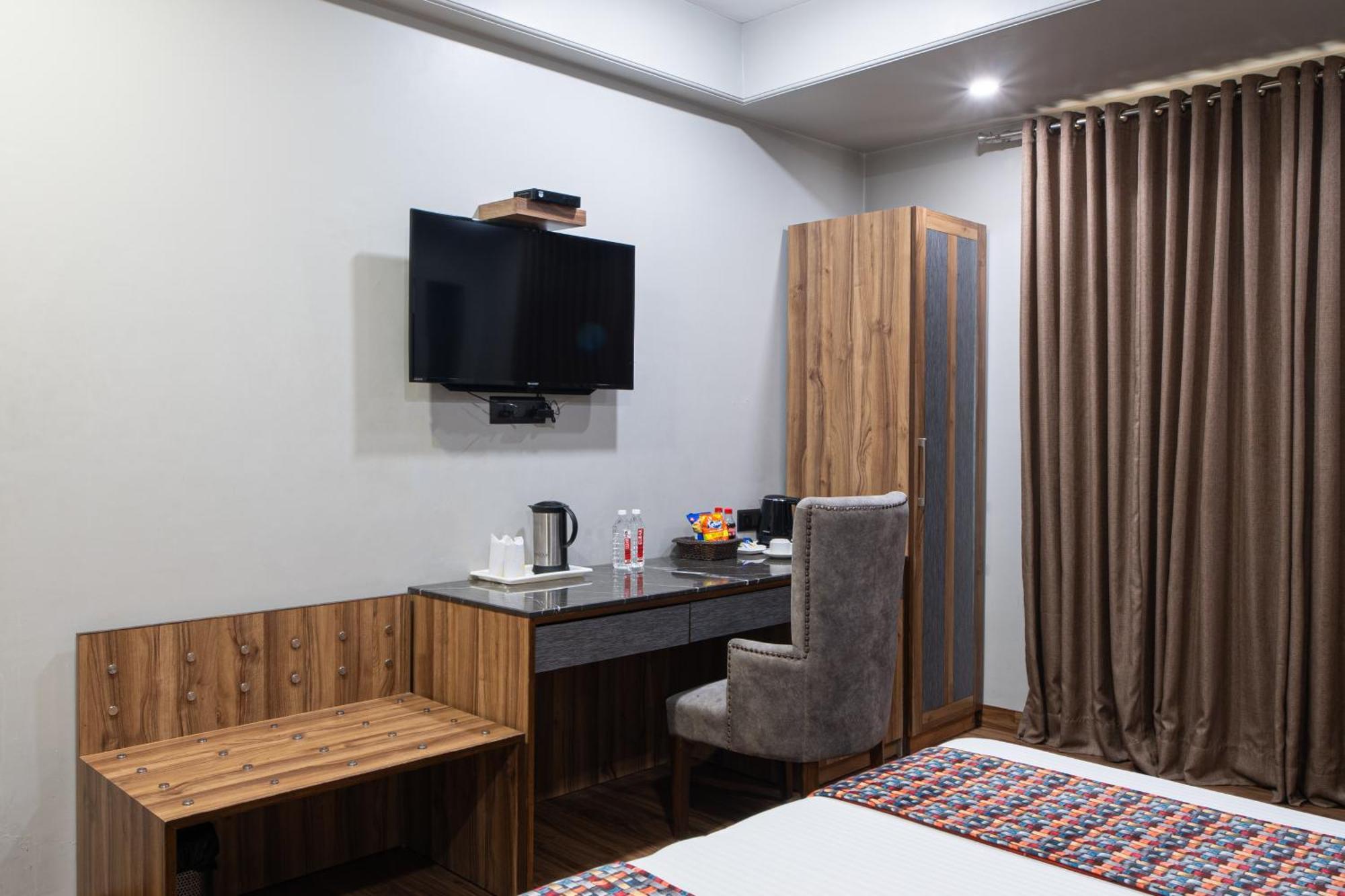 Hotel Sunstar Grand Delhi  Extérieur photo
