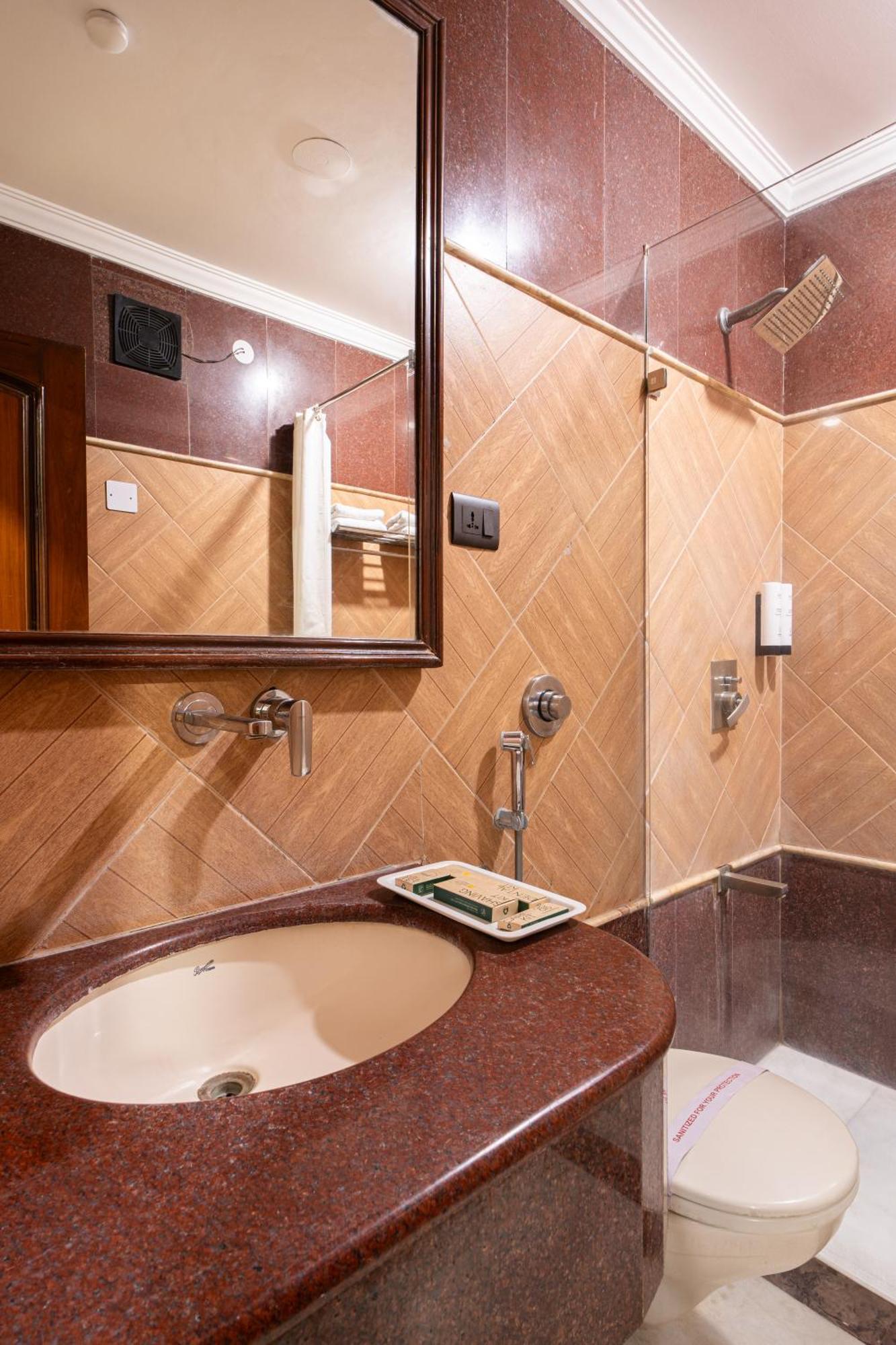 Hotel Sunstar Grand Delhi  Extérieur photo