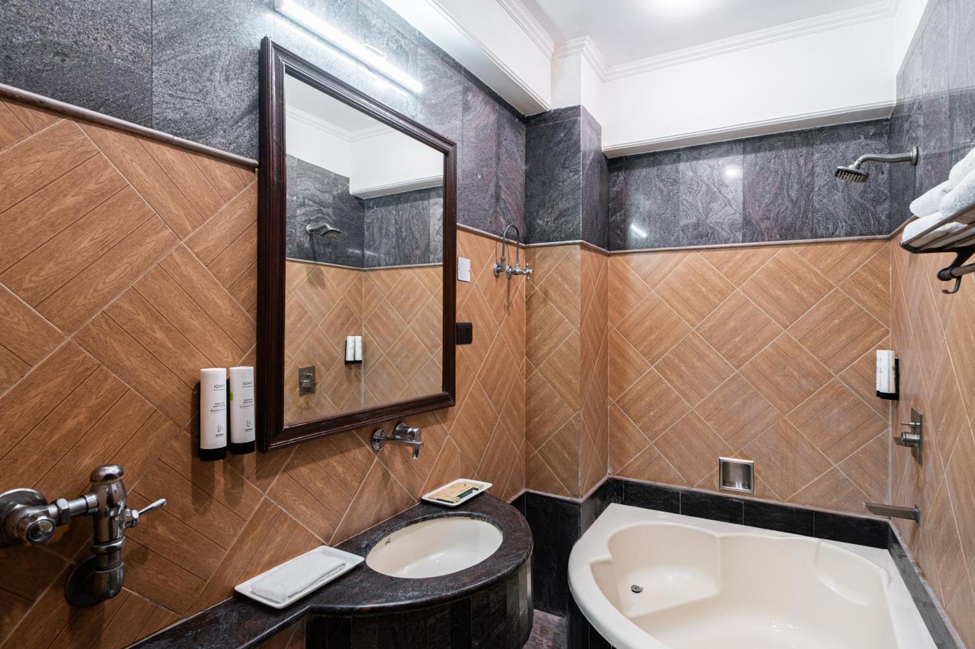 Hotel Sunstar Grand Delhi  Extérieur photo