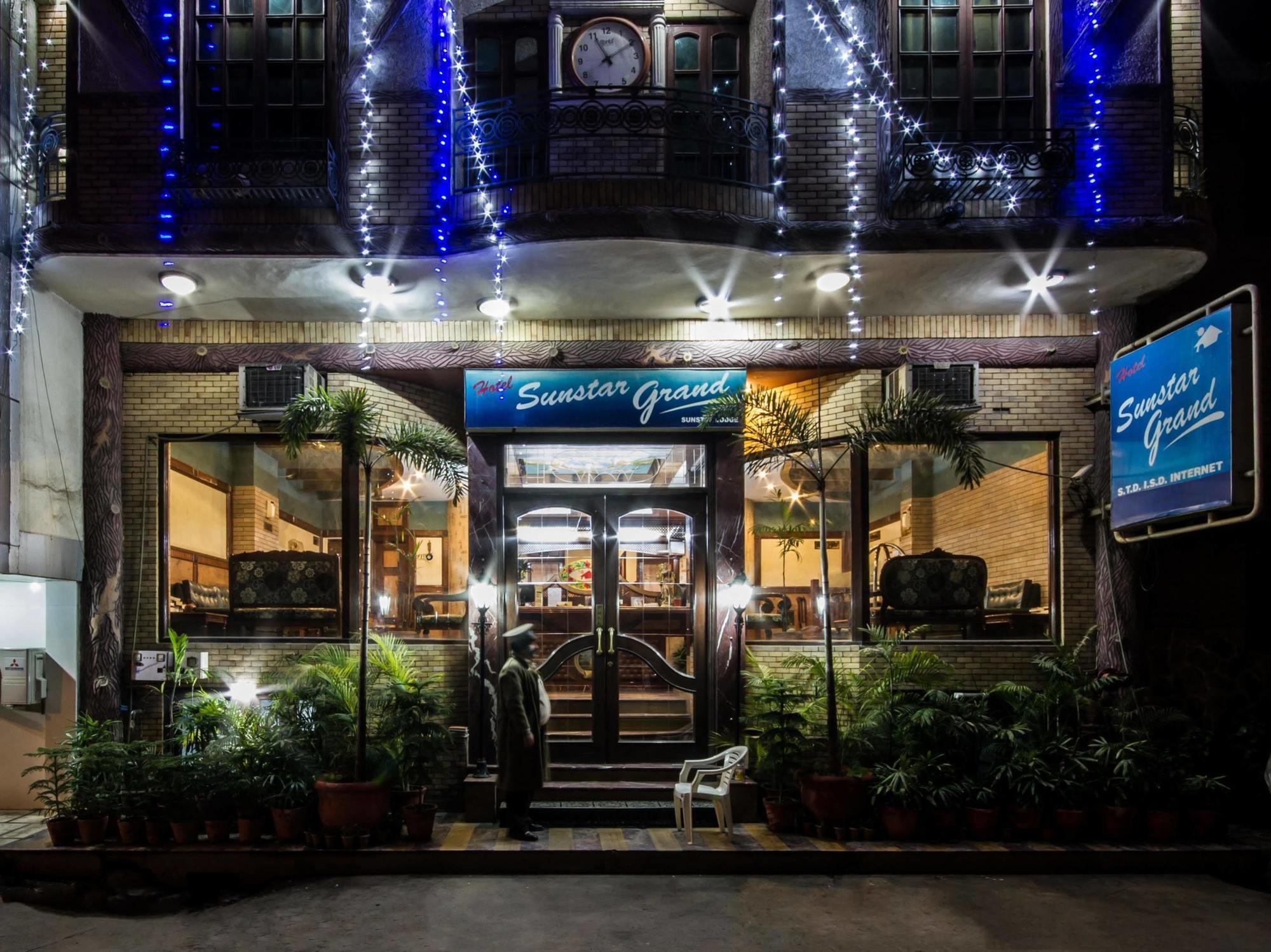 Hotel Sunstar Grand Delhi  Extérieur photo
