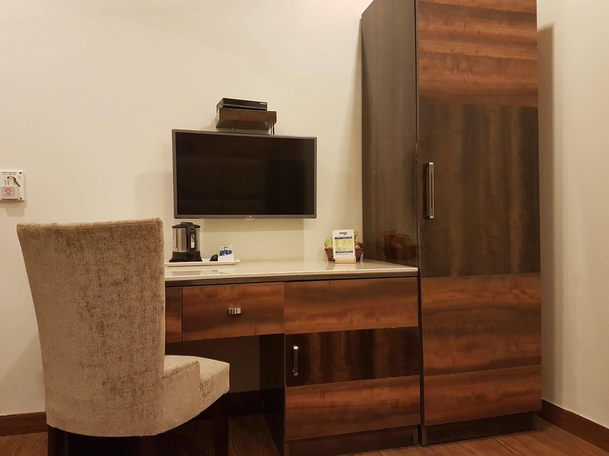 Hotel Sunstar Grand Delhi  Extérieur photo